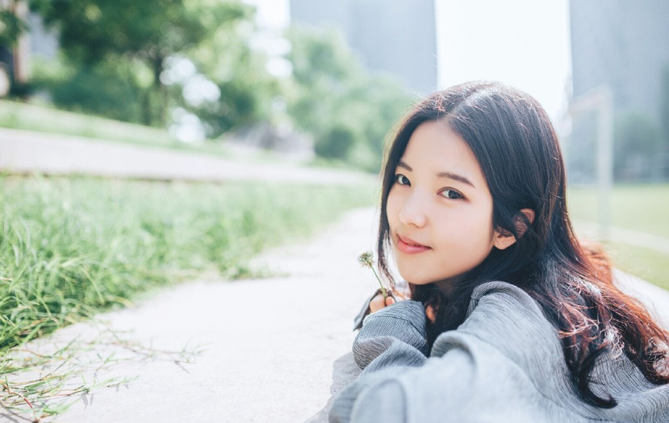 在这里，与各位再共同勉励一次，我们要做聪明的人，做有智慧的人有慈爱又肯诚实对人对己的勇者。就算天大的事情来了，也不逃避它，心平气和地为自己争取最合理的解决之道，不可以做一个弱者，凡是不顺心便跌倒的人是要被社会淘汰的，做一个有弹性的人，当是我们一生追求的目标。——三毛《亲爱的三毛》